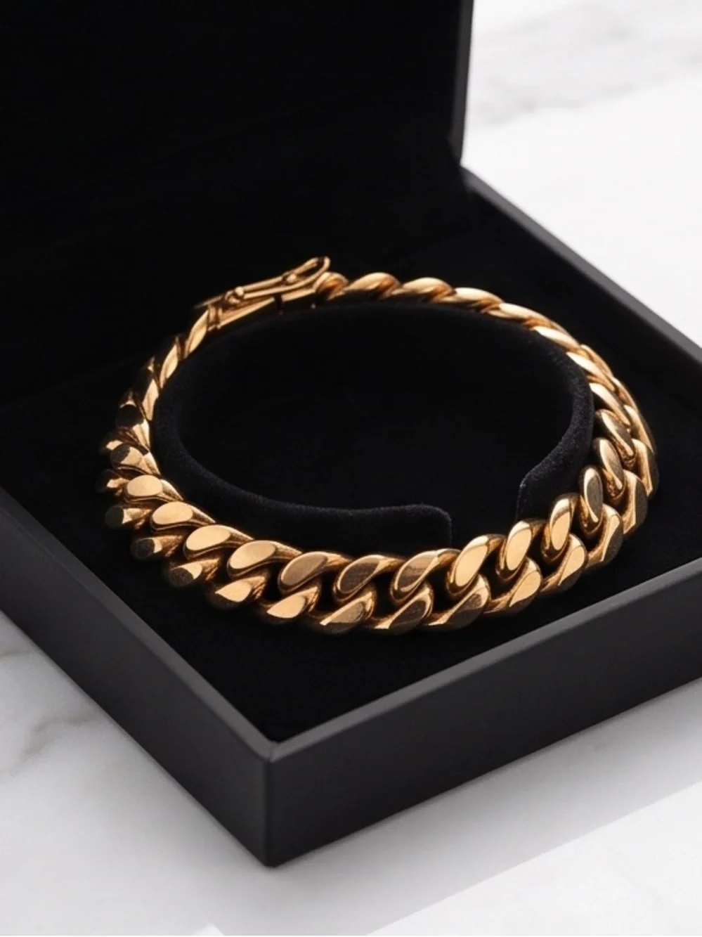 18K Gold Figaro/Curb Link Bracelet - Polished Yellow Gold size 8.5 inch